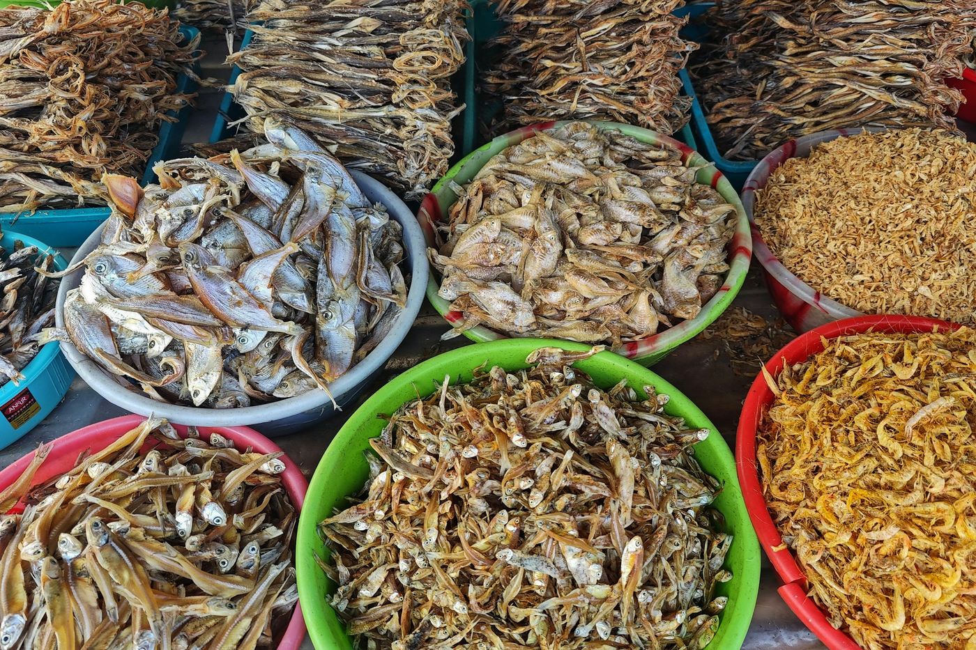 Các thau cá khô, tôm khô, tép khô bày bán ở chợ